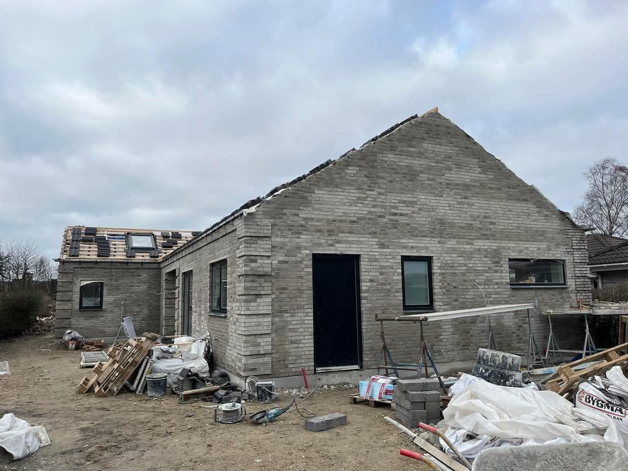 Nybygning i grå tegl