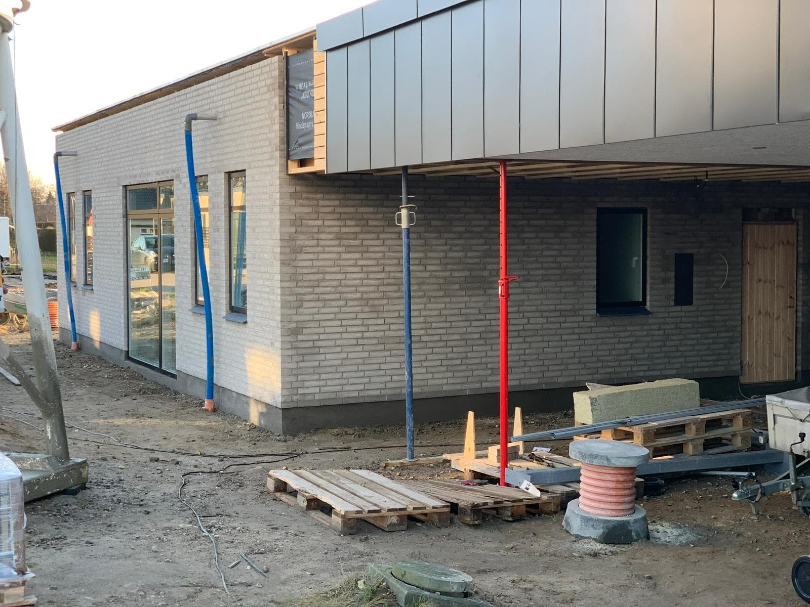 Erhvervsbyggeri i grå tegl