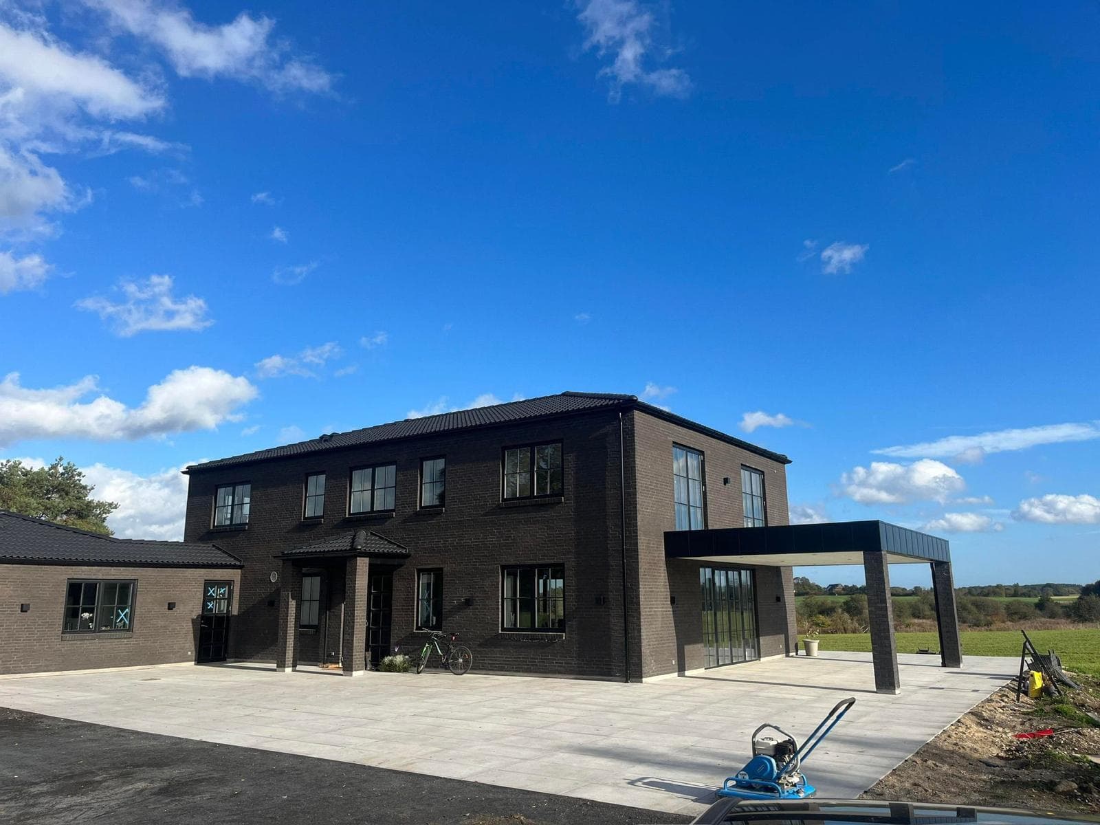 Eksklusiv villa i sort tegl