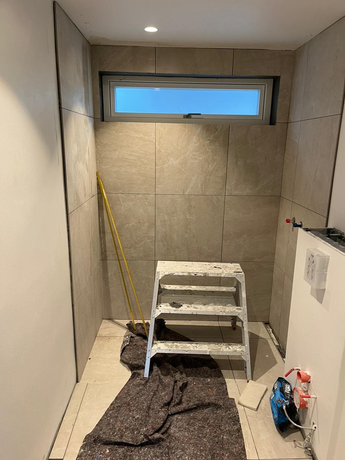 Badeværelse med storformat fliser